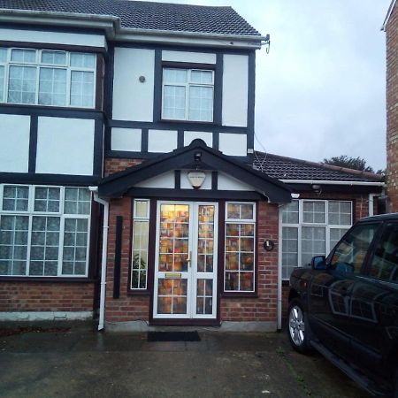 1St Gold Accommodation Isleworth Exterior photo